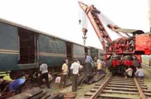 সকাল-সন্ধ্যা হরতালঃ ঈশ্বরদীতে রেললাইন উপড়ে ফেলা হয়েছে ॥ ট্রেন লাইনচ্যুত ॥ ২০ জন আহত 7