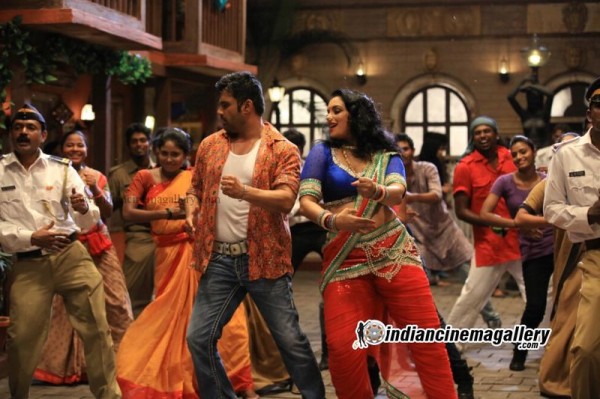 Swetha Menon dance with Sunil shetty in kalimannu movie _2_
