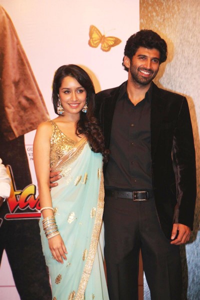 f1onshh3iwa2kml0.D.0.Aditya-Roy-Kapur-with-Shraddha-Kapoor-at-the-first-look-launch-of-film-AASHIQUI-2--2-