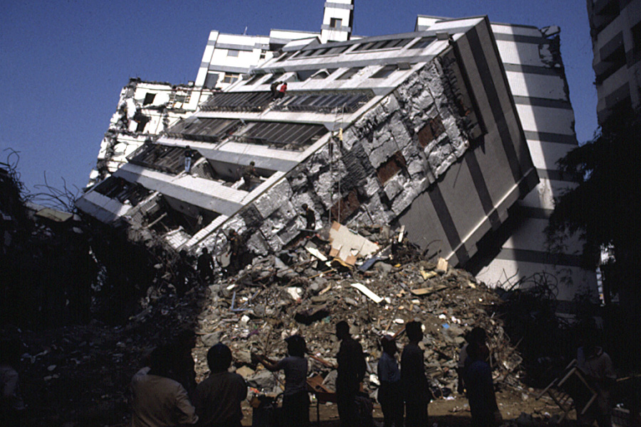 Землетрясение в реальном времени. Землетрясение на Тайване 1999. Землетрясение Лос Анджелес 1994 дом. Измитское землетрясение 1999. Землетрясение картинки.