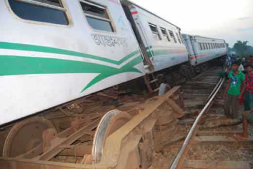 Rajshahi-train-accident-picture20120816113718