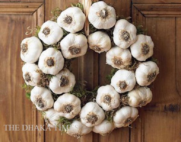 garlic-wreath-on-the-door