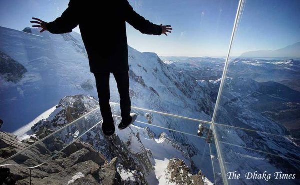 step-into-the-void-glass-floor-french-alps-1