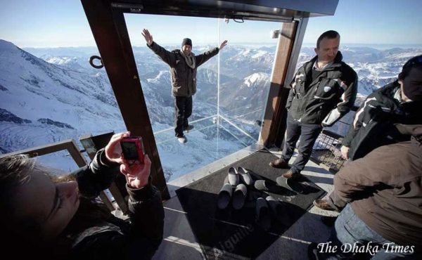 step-into-the-void-glass-floor-french-alps-2