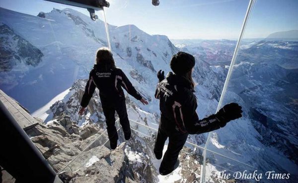 step-into-the-void-glass-floor-french-alps-3