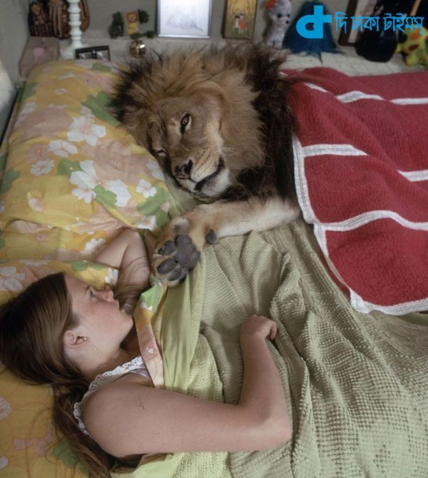 pet-lion-neil-film-michael-rougier-10_result