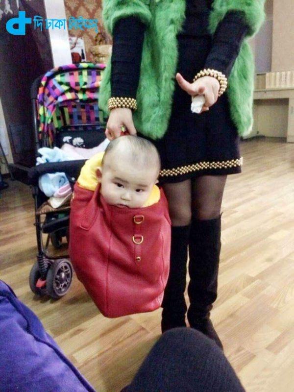 baby in hand bag-02