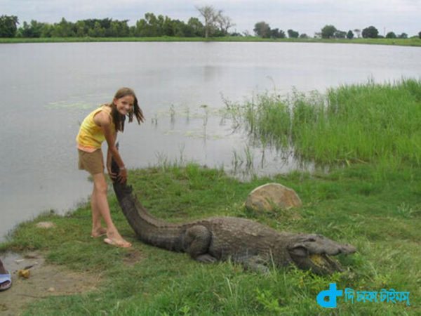 People and crocodiles strange friendship-3