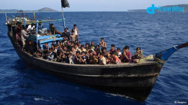 rohingya-fleeing-by