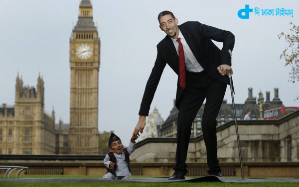 The world's shortest man Chandra Bahadur Dangi greets the tallest living man Sultan Kosen to mark the Guinness World Records Day in London November 13, 2014.  Kosen measuring 251cm, towers over Dangi who is only 54.6cm tall. The Guinness World Records celebrates its 60th edition of the annual records book.  REUTERS/Luke MacGregor  (BRITAIN - Tags: SOCIETY TPX IMAGES OF THE DAY)