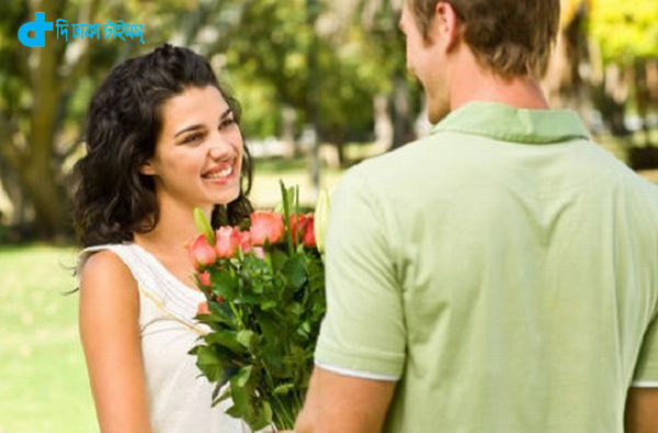 Young man proposing a woman at the park