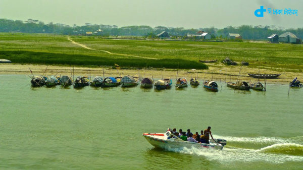 Spidbord and row boat tied