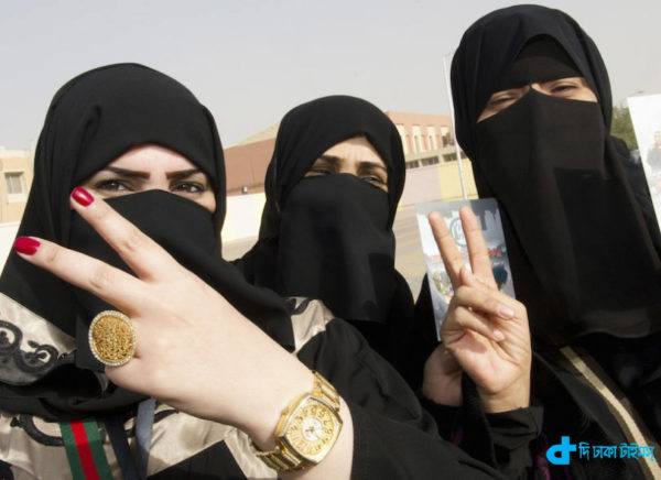 Kuwaiti girls give a victory sign as they stand in front of a polling station in Jahra February 2, 2012. Kuwaitis headed to the polls on Thursday for the fourth time in six years in a snap parliamentary election in which opposition candidates expect to expand their influence and push for change in the oil-exporting Gulf Arab state. REUTERS/Stephanie McGehee (KUWAIT - Tags: POLITICS ELECTIONS)