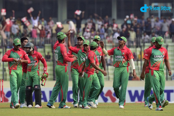 Bangladesh cricketers walk off the field after the Zimbabwe innings during the fifth and the final one-day international (ODI) match between Bangladesh and Zimbabwe at the Sher-e Bangla National Stadium in Dhaka on December 1, 2014. AFP PHOTO/Munir uz ZAMAN (Photo credit should read MUNIR UZ ZAMAN/AFP/Getty Images)