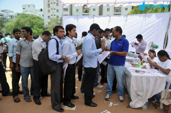 Job-seekers wait in line to register at a career fair held at a school in Hyderabad on May 19, 2012. Over 3,000 people attended the fair. Foreign investors have been turned off the country of 1.2 billion people due to recent regulatory moves by the government, which has stalled on a pro-growth reform agenda aimed at opening up the economy. AFP PHOTO / Noah SEELAM / AFP / NOAH SEELAM