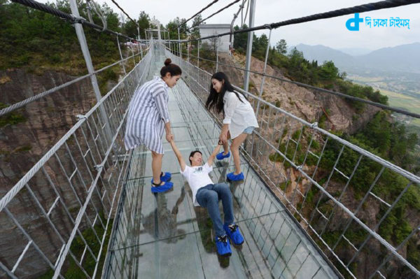 China glass bridge to tourists senses