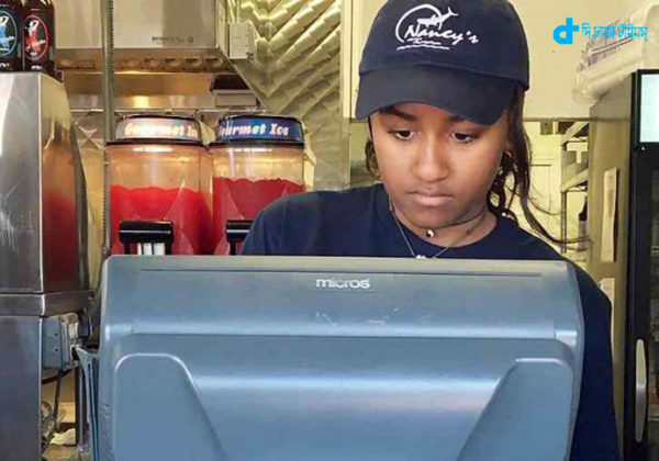 Obama's daughter Sasha are working restaurant