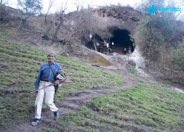 man living in a cave for 40 years-2