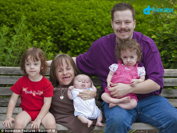 3-childs-biological-mother-stacey-herald-smallest-mother-in-world