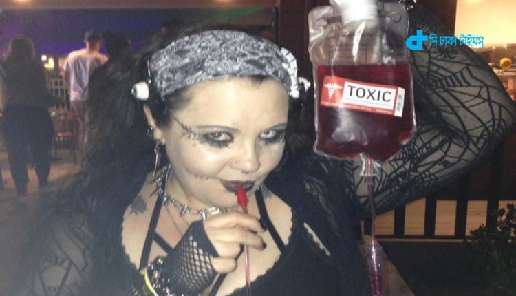 জর্জিনা নামে এক মহিলা নিজের রক্ত নিজেই পান করেন! 1