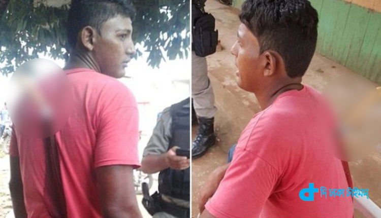 পিঠে ঢোকানো ছুরি নিয়ে রাস্তায় বসে আছে এক তরুণ! 1 পিঠে ঢোকানো ছুরি নিয়ে রাস্তায় বসে আছে এক তরুণ! 1