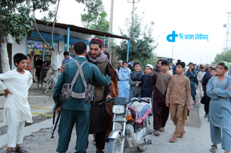 অস্ত্র রেখে আফগানদের সঙ্গে ঈদ আনন্দ ভাগাভাগি করলো তালেবানরা 1
