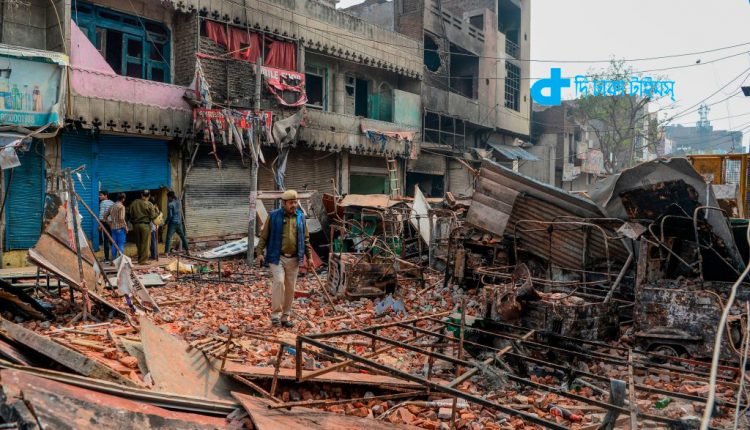 দিল্লিতে দাঙ্গা: হামলাকারীদের ইট-পাটকেল সরবরাহ করে পুলিশ! 14