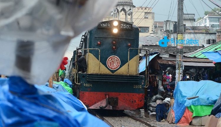 রেললাইনে স্থাপিত দোকানপাটগুলো ট্রেনের হুইসেলে যেভাবে উধাও হয়! 13