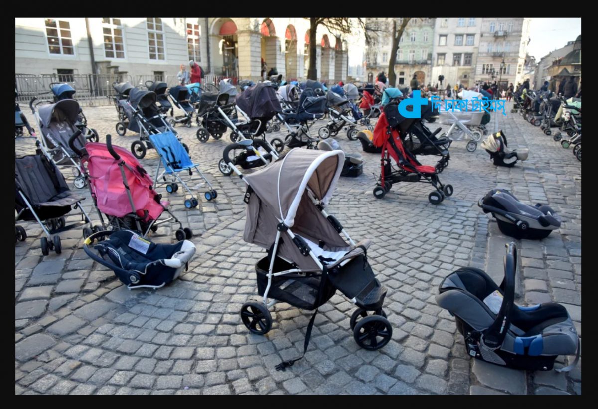 В пустую коляску. Пустая коляска на улице. Детская коляска. Специальная коляска для инвалида. В пустую коляску.