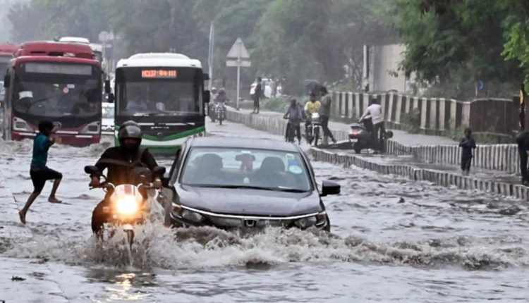 বৃষ্টি বিপর্যস্তে বন্যা: ভারতে প্রাণহানি ২৮ 1