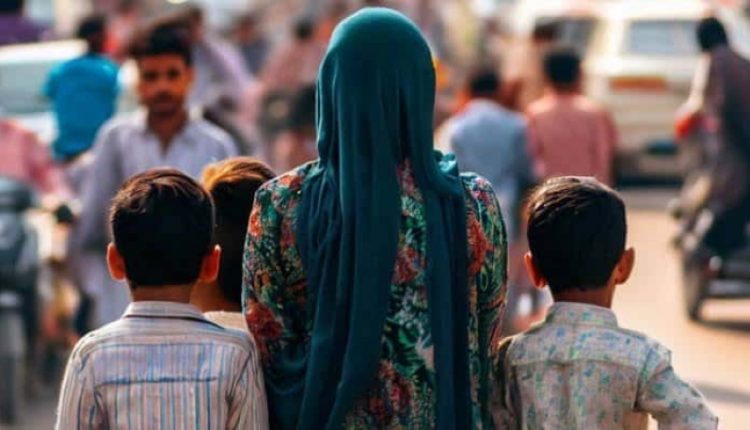 পাকিস্তানি নারী প্রেমের টানে ৪ সন্তানকে নিয়ে ভারতে! 1 পাকিস্তানি নারী প্রেমের টানে ৪ সন্তানকে নিয়ে ভারতে! 1