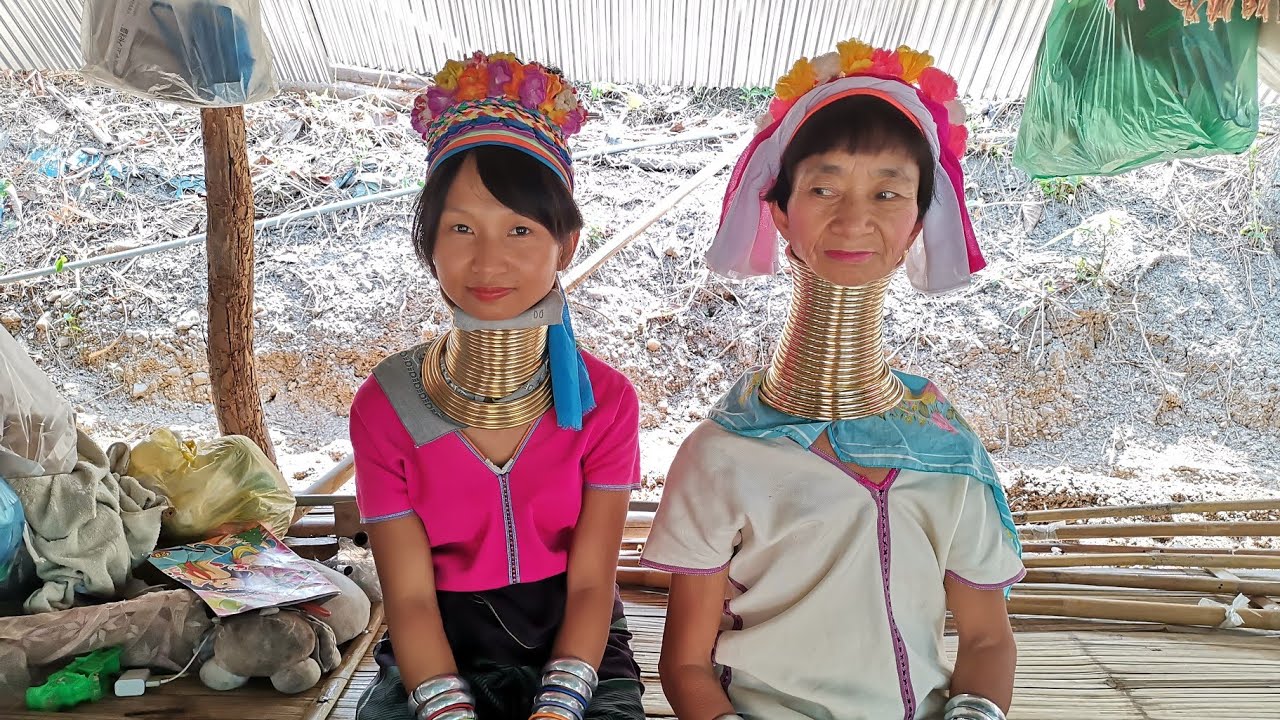 লম্বা গলা নারীদের এক আজব গ্রাম ‘লং নেক উইমেন ভিলেজ’! 1