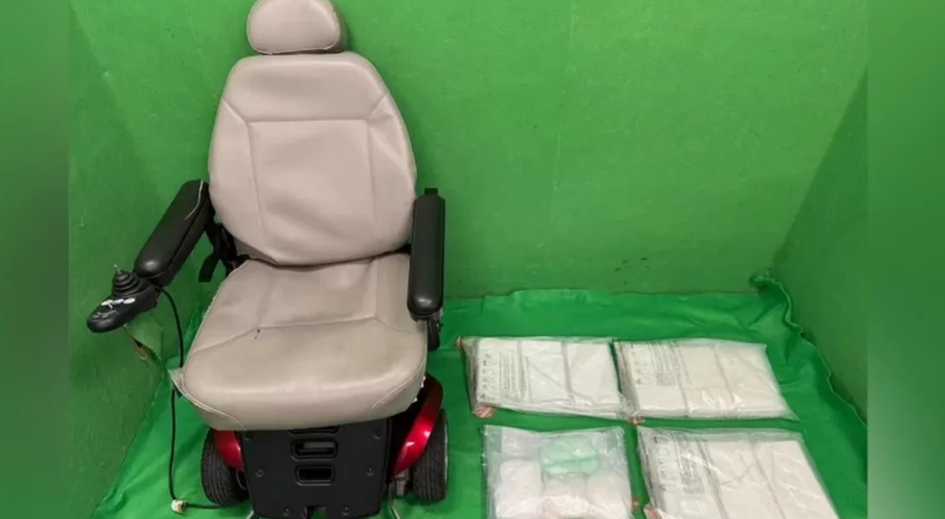হুইল চেয়ারের সিটে লুকানো সাড়ে ১৬ কোটি টাকার কোকেন উদ্ধার! 1