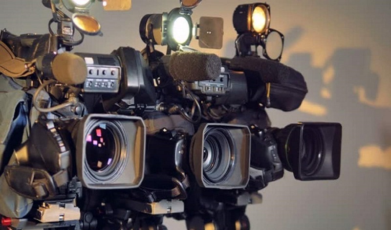 নাট্যকর্মীদের ‘ঝুঁকি নিয়েই শুটিং করতে হচ্ছে’ 13