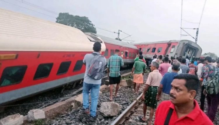 ভারতের ঝাড়খণ্ডে কলকাতা-মুম্বাইগামী ট্রেন লাইনচ্যুত 1