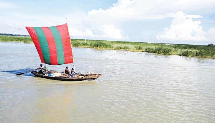 পালতোলা নৌকা ও ডিজেল চালিত স্যালোর নৌকা 1