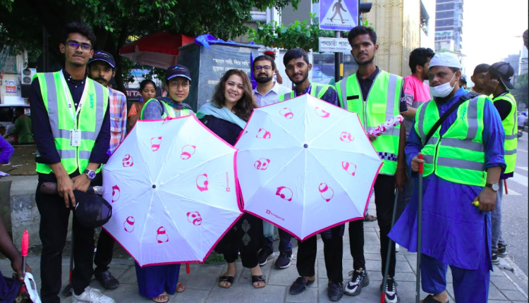 স্বেচ্ছাসেবী শিক্ষার্থীদের মধ্যে ফুডপ্যান্ডার ছাতা বিতরণ 1