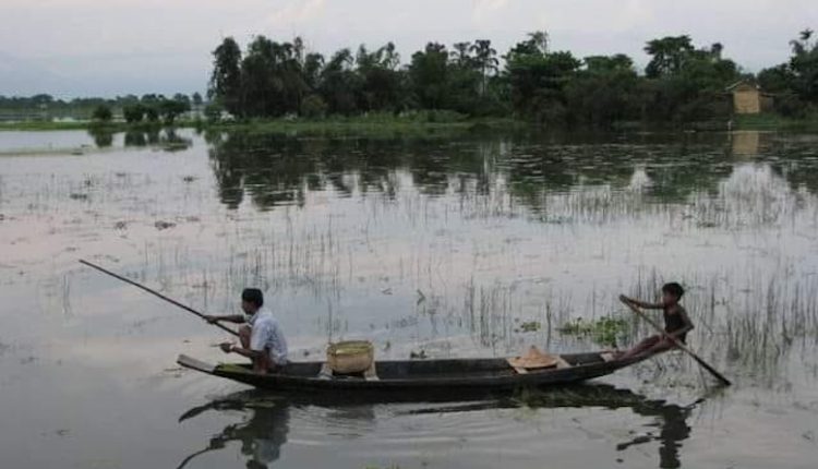 নৌকা নিয়ে মাছ ধরা 1