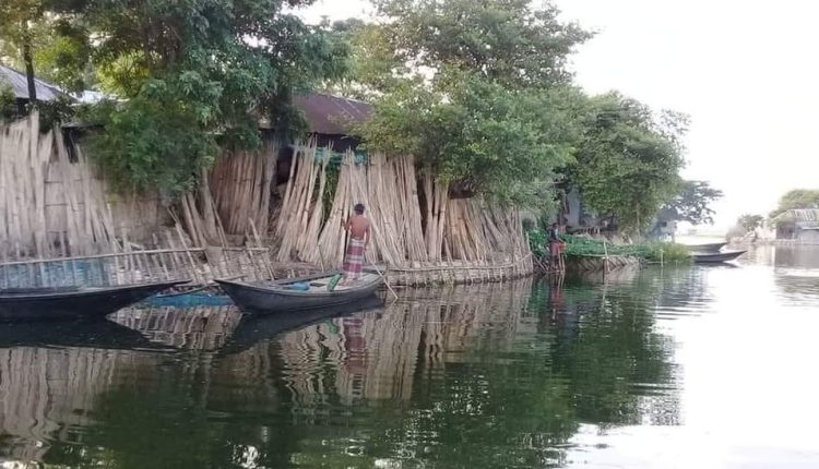 বর্ষায় গ্রামের মানুষগুলোর একমাত্র বাহন নৌকা 1