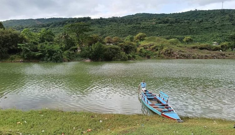 পাহাড়ী অঞ্চলে নৌকা ভ্রমণ 1