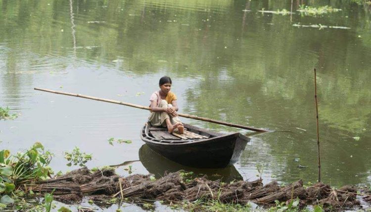 নৌকায় গ্রামের মেয়ে 1