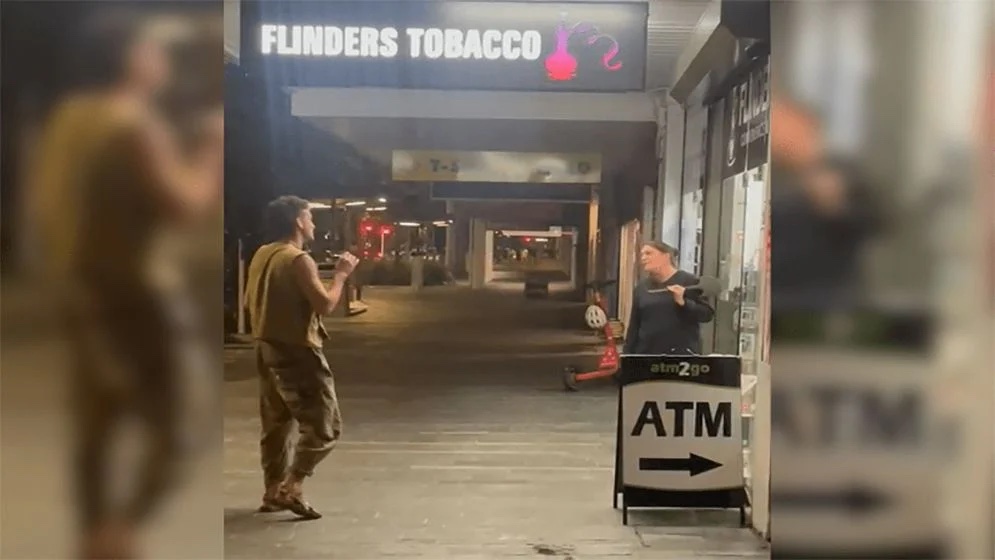 ইসরায়েলি পর্যটকদের কুকুরের মতো তাড়িয়ে দিলেন এক নারী! 4