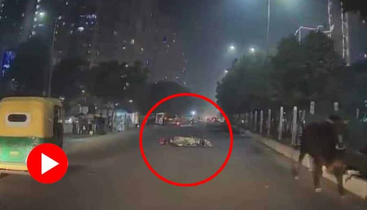 চলন্ত বাইকে ষাঁড়ের গুঁতোতে শূন্যে উঠে মাটিতে পড়লেন যুবক! 1 চলন্ত বাইকে ষাঁড়ের গুঁতোতে শূন্যে উঠে মাটিতে পড়লেন যুবক! 1