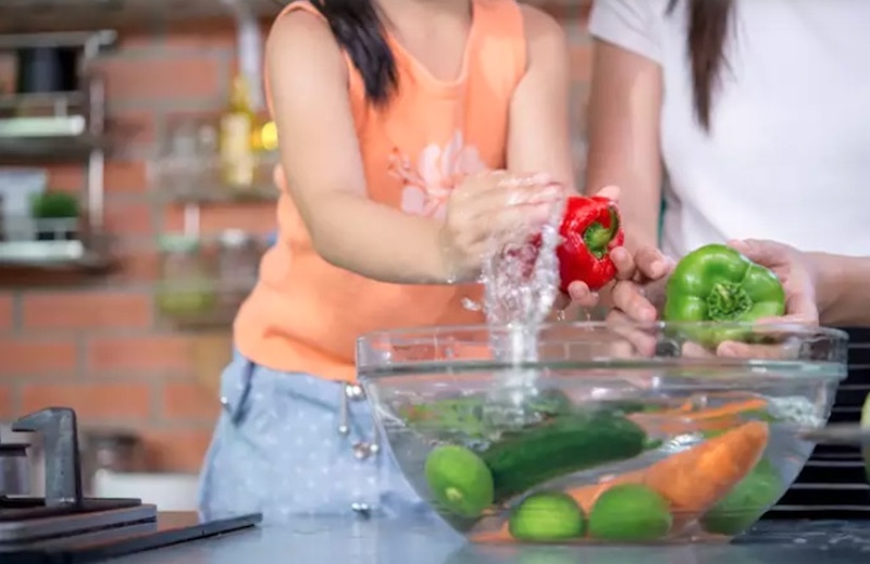 আনাজ কাটতে গিয়ে কাঁচা খেয়ে ফেলার অভ্যাস: কোন কোন সব্জিতে বিপদ হতে পারে? 40