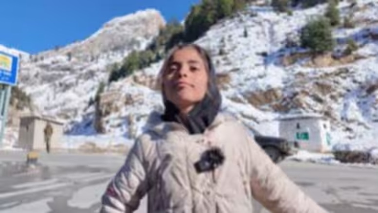 স্কুলেই যায়নি কোনো দিন: বাদাম বেচেই দিন কাটে! অনর্গল ইংরেজিতে কথা বলেন পাক কিশোরী! 8