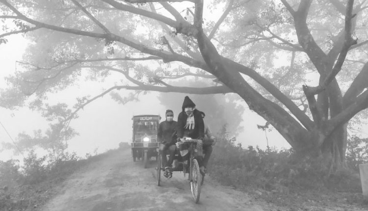 কুয়াশাচ্ছন্ন শীতের সকাল ও কর্মব্যস্ত মানুষ 1
