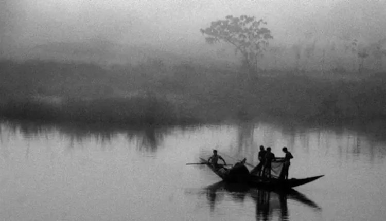 কুয়াশাচ্ছন্ন সকালে জেলেদের মাছ ধরা 1 কুয়াশাচ্ছন্ন সকালে জেলেদের মাছ ধরা 1