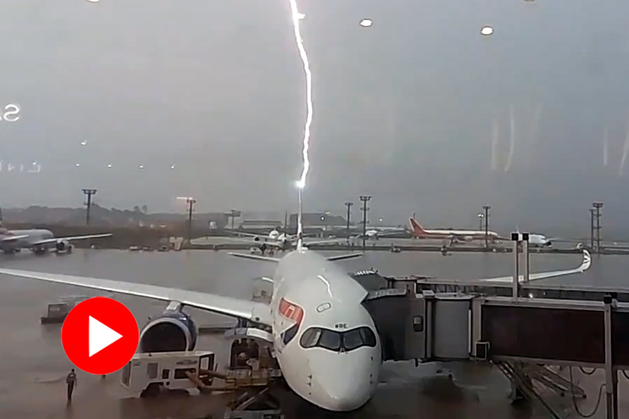 ঝড়ের মধ্যে বিমানবন্দরে দাঁড়িয়ে থাকা অবস্থায় বিমানের উপর বজ্রপাত! 1
