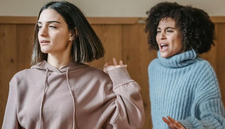 বন্ধুত্বের মুখোশ পরে কেও আপনার সঙ্গে ছলনা করলে বুঝবেন কীভাবে? 1 বন্ধুত্বের মুখোশ পরে কেও আপনার সঙ্গে ছলনা করলে বুঝবেন কীভাবে? 1