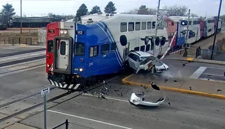 শত চেষ্টা করেও পিছিয়ে নিতে ব্যর্থ চালক: দ্রুতগামী ট্রেনের ধাক্কায় ধ্বংস গাড়ি! 1 শত চেষ্টা করেও পিছিয়ে নিতে ব্যর্থ চালক: দ্রুতগামী ট্রেনের ধাক্কায় ধ্বংস গাড়ি! 1